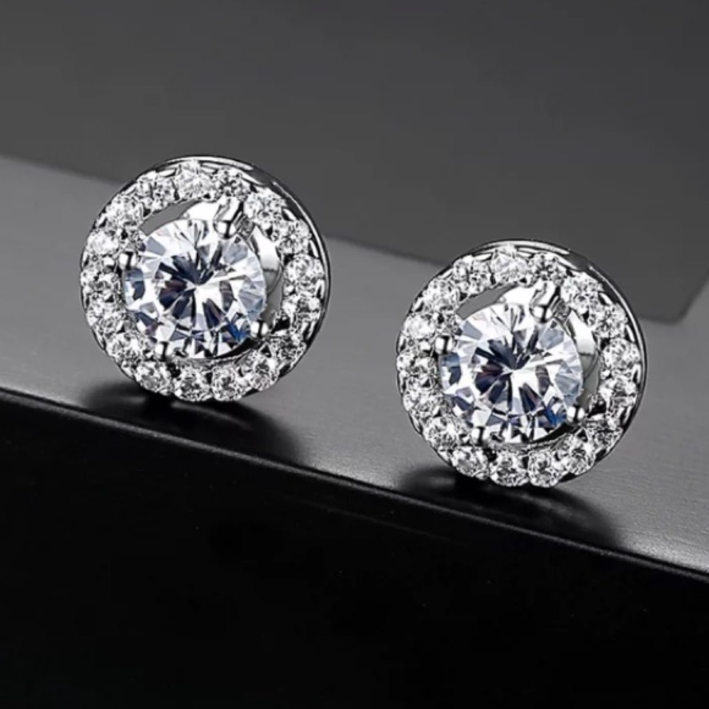 NWT 18K White Gold Diamond Earrings